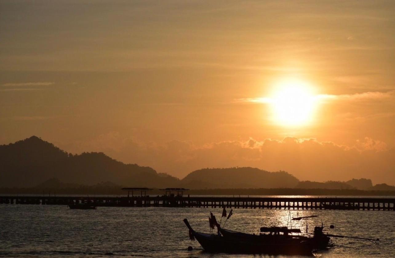 Mook Montra Resort Sea Front Ko Mook Bagian luar foto